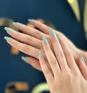 اصلاحیه سالن زیبایی کیانا خدمات ژلیش ترمیم لمینیت ناخن در مطهری مفتح 6