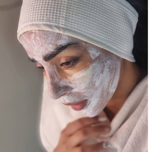 پوستی یاس آموزش پاکسازی پوست آبرسانی پوست لایه برداری در قم سالاریه 3