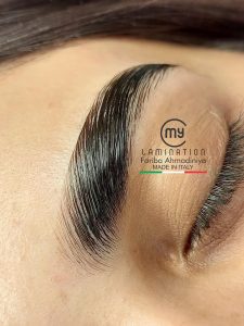 اکستنشن مژه فرایندی است که در آن تارهای مصنوعی یا نیمه‌طبیعی به مژه‌های طبیعی شما چسبانده می‌شود تا حجم و طول مژه‌ها افزایش یابد. این روش برای افرادی که می‌خواهند مژه‌هایی بلندتر و پرپشت‌تر داشته باشند، بسیار مناسب است. انواع مختلفی از اکستنشن مژه وجود دارد، از جمله اکستنشن‌های کلاسیک، والیوم و مگا والیوم که هر کدام از نظر ضخامت و حجم با یکدیگر تفاوت دارند. مراحل انجام اکستنشن مژه: پاکسازی مژه‌ها: قبل از شروع کار، مژه‌ها باید از هر گونه چربی و آلودگی پاک شوند. انتخاب اندازه و نوع مژه‌ها: متخصص زیبایی بر اساس ترجیح و نوع چشم‌های شما، اندازه و مدل مناسب اکستنشن را انتخاب می‌کند. نصب مژه‌ها: تارهای مصنوعی با استفاده از چسب مخصوص به هر مژه طبیعی چسبانده می‌شوند. تثبیت و خشک کردن: بعد از اتمام نصب، چسب‌ها باید خشک شوند تا نتیجه‌ای محکم و ماندگار داشته باشند. مزایای اکستنشن مژه جلوه طبیعی و زیبا: با انتخاب اکستنشن‌های مناسب، می‌توانید ظاهری طبیعی و خیره‌کننده داشته باشید. کاهش نیاز به آرایش چشم: با داشتن مژه‌های بلند و پر، نیاز کمتری به استفاده از ریمل و خط چشم خواهید داشت. تنوع در مدل‌ها: امکان انتخاب از بین مدل‌های مختلف بر اساس سلیقه و سبک فردی. لیفت و لمینت مژه چیست؟ لیفت و لمینت مژه فرایندی است که به کمک آن مژه‌های طبیعی حالت گرفته و بلندتر به نظر می‌رسند. برخلاف اکستنشن، در لیفت و لمینت از هیچ مژه مصنوعی استفاده نمی‌شود و فقط مژه‌های طبیعی خود شما به حالت دلخواه درمی‌آید. مراحل لیفت و لمینت مژه: پاکسازی مژه‌ها: مشابه اکستنشن، مژه‌ها ابتدا باید کاملاً تمیز شوند. استفاده از محلول‌های مخصوص: محلول‌های مخصوص برای حالت‌دهی به مژه‌ها استفاده می‌شوند که به مژه‌ها فرم و انحنای بیشتری می‌بخشد. تثبیت و رنگ‌آمیزی: برای تقویت و تیره‌تر شدن مژه‌ها، رنگ و محلول‌های تقویتی بر روی مژه‌ها اعمال می‌شود. لمینت و تقویت: در پایان، مژه‌ها با کراتین پوشانده می‌شوند تا ظاهری براق و محکم‌تر داشته باشند. مزایای لیفت و لمینت مژه طبیعی بودن نتیجه: برخلاف اکستنشن، لیفت و لمینت مژه‌ها را بلندتر و حالت‌دار می‌کند بدون اینکه مصنوعی به نظر برسند. تقویت مژه‌ها: استفاده از مواد کراتینه در لمینت به تقویت مژه‌ها کمک می‌کند. ماندگاری مناسب: نتیجه لیفت و لمینت معمولاً بین 6 تا 8 هفته باقی می‌ماند. تفاوت بین اکستنشن و لیفت لمینت مژه مواد استفاده‌شده: در اکستنشن، مژه‌های مصنوعی به مژه‌های طبیعی چسبانده می‌شوند؛ در حالی که در لیفت و لمینت فقط مژه‌های طبیعی فرم داده می‌شوند. ماندگاری: اکستنشن مژه‌ها ممکن است به تعویض و ترمیم نیاز داشته باشد، اما لیفت و لمینت تا چند هفته نیاز به نگهداری کمتری دارد. ظاهر: اکستنشن به شما جلوه‌ای پر و گاهی بسیار متفاوت می‌دهد، در حالی که لیفت و لمینت ظاهری طبیعی‌تر و ملایم‌تر ارائه می‌دهد. مراقبت‌های پس از اکستنشن و لیفت لمینت مژه برای حفظ بهترین نتیجه، رعایت برخی نکات مراقبتی ضروری است: اجتناب از تماس با آب تا 24 ساعت: پس از انجام هر دو روش، بهتر است تا یک روز از تماس مستقیم با آب و مواد مرطوب‌کننده جلوگیری کنید. استفاده نکردن از محصولات روغنی: محصولات چرب می‌توانند به چسب اکستنشن آسیب برسانند و آن را ضعیف کنند. مسواک‌زدن ملایم مژه‌ها: این کار به حفظ حالت و جلوگیری از درهم‌رفتن مژه‌ها کمک می‌کند