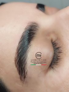 اکستنشن مژه فرایندی است که در آن تارهای مصنوعی یا نیمه‌طبیعی به مژه‌های طبیعی شما چسبانده می‌شود تا حجم و طول مژه‌ها افزایش یابد. این روش برای افرادی که می‌خواهند مژه‌هایی بلندتر و پرپشت‌تر داشته باشند، بسیار مناسب است. انواع مختلفی از اکستنشن مژه وجود دارد، از جمله اکستنشن‌های کلاسیک، والیوم و مگا والیوم که هر کدام از نظر ضخامت و حجم با یکدیگر تفاوت دارند. مراحل انجام اکستنشن مژه: پاکسازی مژه‌ها: قبل از شروع کار، مژه‌ها باید از هر گونه چربی و آلودگی پاک شوند. انتخاب اندازه و نوع مژه‌ها: متخصص زیبایی بر اساس ترجیح و نوع چشم‌های شما، اندازه و مدل مناسب اکستنشن را انتخاب می‌کند. نصب مژه‌ها: تارهای مصنوعی با استفاده از چسب مخصوص به هر مژه طبیعی چسبانده می‌شوند. تثبیت و خشک کردن: بعد از اتمام نصب، چسب‌ها باید خشک شوند تا نتیجه‌ای محکم و ماندگار داشته باشند. مزایای اکستنشن مژه جلوه طبیعی و زیبا: با انتخاب اکستنشن‌های مناسب، می‌توانید ظاهری طبیعی و خیره‌کننده داشته باشید. کاهش نیاز به آرایش چشم: با داشتن مژه‌های بلند و پر، نیاز کمتری به استفاده از ریمل و خط چشم خواهید داشت. تنوع در مدل‌ها: امکان انتخاب از بین مدل‌های مختلف بر اساس سلیقه و سبک فردی. لیفت و لمینت مژه چیست؟ لیفت و لمینت مژه فرایندی است که به کمک آن مژه‌های طبیعی حالت گرفته و بلندتر به نظر می‌رسند. برخلاف اکستنشن، در لیفت و لمینت از هیچ مژه مصنوعی استفاده نمی‌شود و فقط مژه‌های طبیعی خود شما به حالت دلخواه درمی‌آید. مراحل لیفت و لمینت مژه: پاکسازی مژه‌ها: مشابه اکستنشن، مژه‌ها ابتدا باید کاملاً تمیز شوند. استفاده از محلول‌های مخصوص: محلول‌های مخصوص برای حالت‌دهی به مژه‌ها استفاده می‌شوند که به مژه‌ها فرم و انحنای بیشتری می‌بخشد. تثبیت و رنگ‌آمیزی: برای تقویت و تیره‌تر شدن مژه‌ها، رنگ و محلول‌های تقویتی بر روی مژه‌ها اعمال می‌شود. لمینت و تقویت: در پایان، مژه‌ها با کراتین پوشانده می‌شوند تا ظاهری براق و محکم‌تر داشته باشند. مزایای لیفت و لمینت مژه طبیعی بودن نتیجه: برخلاف اکستنشن، لیفت و لمینت مژه‌ها را بلندتر و حالت‌دار می‌کند بدون اینکه مصنوعی به نظر برسند. تقویت مژه‌ها: استفاده از مواد کراتینه در لمینت به تقویت مژه‌ها کمک می‌کند. ماندگاری مناسب: نتیجه لیفت و لمینت معمولاً بین 6 تا 8 هفته باقی می‌ماند. تفاوت بین اکستنشن و لیفت لمینت مژه مواد استفاده‌شده: در اکستنشن، مژه‌های مصنوعی به مژه‌های طبیعی چسبانده می‌شوند؛ در حالی که در لیفت و لمینت فقط مژه‌های طبیعی فرم داده می‌شوند. ماندگاری: اکستنشن مژه‌ها ممکن است به تعویض و ترمیم نیاز داشته باشد، اما لیفت و لمینت تا چند هفته نیاز به نگهداری کمتری دارد. ظاهر: اکستنشن به شما جلوه‌ای پر و گاهی بسیار متفاوت می‌دهد، در حالی که لیفت و لمینت ظاهری طبیعی‌تر و ملایم‌تر ارائه می‌دهد. مراقبت‌های پس از اکستنشن و لیفت لمینت مژه برای حفظ بهترین نتیجه، رعایت برخی نکات مراقبتی ضروری است: اجتناب از تماس با آب تا 24 ساعت: پس از انجام هر دو روش، بهتر است تا یک روز از تماس مستقیم با آب و مواد مرطوب‌کننده جلوگیری کنید. استفاده نکردن از محصولات روغنی: محصولات چرب می‌توانند به چسب اکستنشن آسیب برسانند و آن را ضعیف کنند. مسواک‌زدن ملایم مژه‌ها: این کار به حفظ حالت و جلوگیری از درهم‌رفتن مژه‌ها کمک می‌کند