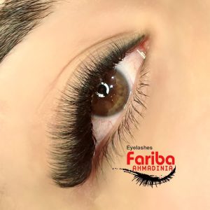 اکستنشن مژه فرایندی است که در آن تارهای مصنوعی یا نیمه‌طبیعی به مژه‌های طبیعی شما چسبانده می‌شود تا حجم و طول مژه‌ها افزایش یابد. این روش برای افرادی که می‌خواهند مژه‌هایی بلندتر و پرپشت‌تر داشته باشند، بسیار مناسب است. انواع مختلفی از اکستنشن مژه وجود دارد، از جمله اکستنشن‌های کلاسیک، والیوم و مگا والیوم که هر کدام از نظر ضخامت و حجم با یکدیگر تفاوت دارند. مراحل انجام اکستنشن مژه: پاکسازی مژه‌ها: قبل از شروع کار، مژه‌ها باید از هر گونه چربی و آلودگی پاک شوند. انتخاب اندازه و نوع مژه‌ها: متخصص زیبایی بر اساس ترجیح و نوع چشم‌های شما، اندازه و مدل مناسب اکستنشن را انتخاب می‌کند. نصب مژه‌ها: تارهای مصنوعی با استفاده از چسب مخصوص به هر مژه طبیعی چسبانده می‌شوند. تثبیت و خشک کردن: بعد از اتمام نصب، چسب‌ها باید خشک شوند تا نتیجه‌ای محکم و ماندگار داشته باشند. مزایای اکستنشن مژه جلوه طبیعی و زیبا: با انتخاب اکستنشن‌های مناسب، می‌توانید ظاهری طبیعی و خیره‌کننده داشته باشید. کاهش نیاز به آرایش چشم: با داشتن مژه‌های بلند و پر، نیاز کمتری به استفاده از ریمل و خط چشم خواهید داشت. تنوع در مدل‌ها: امکان انتخاب از بین مدل‌های مختلف بر اساس سلیقه و سبک فردی. لیفت و لمینت مژه چیست؟ لیفت و لمینت مژه فرایندی است که به کمک آن مژه‌های طبیعی حالت گرفته و بلندتر به نظر می‌رسند. برخلاف اکستنشن، در لیفت و لمینت از هیچ مژه مصنوعی استفاده نمی‌شود و فقط مژه‌های طبیعی خود شما به حالت دلخواه درمی‌آید. مراحل لیفت و لمینت مژه: پاکسازی مژه‌ها: مشابه اکستنشن، مژه‌ها ابتدا باید کاملاً تمیز شوند. استفاده از محلول‌های مخصوص: محلول‌های مخصوص برای حالت‌دهی به مژه‌ها استفاده می‌شوند که به مژه‌ها فرم و انحنای بیشتری می‌بخشد. تثبیت و رنگ‌آمیزی: برای تقویت و تیره‌تر شدن مژه‌ها، رنگ و محلول‌های تقویتی بر روی مژه‌ها اعمال می‌شود. لمینت و تقویت: در پایان، مژه‌ها با کراتین پوشانده می‌شوند تا ظاهری براق و محکم‌تر داشته باشند. مزایای لیفت و لمینت مژه طبیعی بودن نتیجه: برخلاف اکستنشن، لیفت و لمینت مژه‌ها را بلندتر و حالت‌دار می‌کند بدون اینکه مصنوعی به نظر برسند. تقویت مژه‌ها: استفاده از مواد کراتینه در لمینت به تقویت مژه‌ها کمک می‌کند. ماندگاری مناسب: نتیجه لیفت و لمینت معمولاً بین 6 تا 8 هفته باقی می‌ماند. تفاوت بین اکستنشن و لیفت لمینت مژه مواد استفاده‌شده: در اکستنشن، مژه‌های مصنوعی به مژه‌های طبیعی چسبانده می‌شوند؛ در حالی که در لیفت و لمینت فقط مژه‌های طبیعی فرم داده می‌شوند. ماندگاری: اکستنشن مژه‌ها ممکن است به تعویض و ترمیم نیاز داشته باشد، اما لیفت و لمینت تا چند هفته نیاز به نگهداری کمتری دارد. ظاهر: اکستنشن به شما جلوه‌ای پر و گاهی بسیار متفاوت می‌دهد، در حالی که لیفت و لمینت ظاهری طبیعی‌تر و ملایم‌تر ارائه می‌دهد. مراقبت‌های پس از اکستنشن و لیفت لمینت مژه برای حفظ بهترین نتیجه، رعایت برخی نکات مراقبتی ضروری است: اجتناب از تماس با آب تا 24 ساعت: پس از انجام هر دو روش، بهتر است تا یک روز از تماس مستقیم با آب و مواد مرطوب‌کننده جلوگیری کنید. استفاده نکردن از محصولات روغنی: محصولات چرب می‌توانند به چسب اکستنشن آسیب برسانند و آن را ضعیف کنند. مسواک‌زدن ملایم مژه‌ها: این کار به حفظ حالت و جلوگیری از درهم‌رفتن مژه‌ها کمک می‌کند