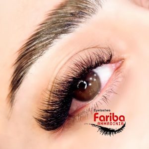 اکستنشن مژه فرایندی است که در آن تارهای مصنوعی یا نیمه‌طبیعی به مژه‌های طبیعی شما چسبانده می‌شود تا حجم و طول مژه‌ها افزایش یابد. این روش برای افرادی که می‌خواهند مژه‌هایی بلندتر و پرپشت‌تر داشته باشند، بسیار مناسب است. انواع مختلفی از اکستنشن مژه وجود دارد، از جمله اکستنشن‌های کلاسیک، والیوم و مگا والیوم که هر کدام از نظر ضخامت و حجم با یکدیگر تفاوت دارند. مراحل انجام اکستنشن مژه: پاکسازی مژه‌ها: قبل از شروع کار، مژه‌ها باید از هر گونه چربی و آلودگی پاک شوند. انتخاب اندازه و نوع مژه‌ها: متخصص زیبایی بر اساس ترجیح و نوع چشم‌های شما، اندازه و مدل مناسب اکستنشن را انتخاب می‌کند. نصب مژه‌ها: تارهای مصنوعی با استفاده از چسب مخصوص به هر مژه طبیعی چسبانده می‌شوند. تثبیت و خشک کردن: بعد از اتمام نصب، چسب‌ها باید خشک شوند تا نتیجه‌ای محکم و ماندگار داشته باشند. مزایای اکستنشن مژه جلوه طبیعی و زیبا: با انتخاب اکستنشن‌های مناسب، می‌توانید ظاهری طبیعی و خیره‌کننده داشته باشید. کاهش نیاز به آرایش چشم: با داشتن مژه‌های بلند و پر، نیاز کمتری به استفاده از ریمل و خط چشم خواهید داشت. تنوع در مدل‌ها: امکان انتخاب از بین مدل‌های مختلف بر اساس سلیقه و سبک فردی. لیفت و لمینت مژه چیست؟ لیفت و لمینت مژه فرایندی است که به کمک آن مژه‌های طبیعی حالت گرفته و بلندتر به نظر می‌رسند. برخلاف اکستنشن، در لیفت و لمینت از هیچ مژه مصنوعی استفاده نمی‌شود و فقط مژه‌های طبیعی خود شما به حالت دلخواه درمی‌آید. مراحل لیفت و لمینت مژه: پاکسازی مژه‌ها: مشابه اکستنشن، مژه‌ها ابتدا باید کاملاً تمیز شوند. استفاده از محلول‌های مخصوص: محلول‌های مخصوص برای حالت‌دهی به مژه‌ها استفاده می‌شوند که به مژه‌ها فرم و انحنای بیشتری می‌بخشد. تثبیت و رنگ‌آمیزی: برای تقویت و تیره‌تر شدن مژه‌ها، رنگ و محلول‌های تقویتی بر روی مژه‌ها اعمال می‌شود. لمینت و تقویت: در پایان، مژه‌ها با کراتین پوشانده می‌شوند تا ظاهری براق و محکم‌تر داشته باشند. مزایای لیفت و لمینت مژه طبیعی بودن نتیجه: برخلاف اکستنشن، لیفت و لمینت مژه‌ها را بلندتر و حالت‌دار می‌کند بدون اینکه مصنوعی به نظر برسند. تقویت مژه‌ها: استفاده از مواد کراتینه در لمینت به تقویت مژه‌ها کمک می‌کند. ماندگاری مناسب: نتیجه لیفت و لمینت معمولاً بین 6 تا 8 هفته باقی می‌ماند. تفاوت بین اکستنشن و لیفت لمینت مژه مواد استفاده‌شده: در اکستنشن، مژه‌های مصنوعی به مژه‌های طبیعی چسبانده می‌شوند؛ در حالی که در لیفت و لمینت فقط مژه‌های طبیعی فرم داده می‌شوند. ماندگاری: اکستنشن مژه‌ها ممکن است به تعویض و ترمیم نیاز داشته باشد، اما لیفت و لمینت تا چند هفته نیاز به نگهداری کمتری دارد. ظاهر: اکستنشن به شما جلوه‌ای پر و گاهی بسیار متفاوت می‌دهد، در حالی که لیفت و لمینت ظاهری طبیعی‌تر و ملایم‌تر ارائه می‌دهد. مراقبت‌های پس از اکستنشن و لیفت لمینت مژه برای حفظ بهترین نتیجه، رعایت برخی نکات مراقبتی ضروری است: اجتناب از تماس با آب تا 24 ساعت: پس از انجام هر دو روش، بهتر است تا یک روز از تماس مستقیم با آب و مواد مرطوب‌کننده جلوگیری کنید. استفاده نکردن از محصولات روغنی: محصولات چرب می‌توانند به چسب اکستنشن آسیب برسانند و آن را ضعیف کنند. مسواک‌زدن ملایم مژه‌ها: این کار به حفظ حالت و جلوگیری از درهم‌رفتن مژه‌ها کمک می‌کند
