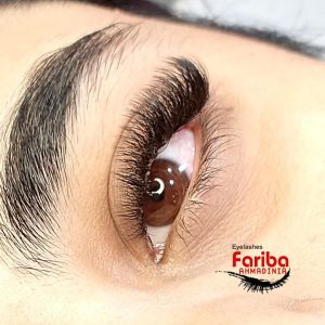 اکستنشن مژه فرایندی است که در آن تارهای مصنوعی یا نیمه‌طبیعی به مژه‌های طبیعی شما چسبانده می‌شود تا حجم و طول مژه‌ها افزایش یابد. این روش برای افرادی که می‌خواهند مژه‌هایی بلندتر و پرپشت‌تر داشته باشند، بسیار مناسب است. انواع مختلفی از اکستنشن مژه وجود دارد، از جمله اکستنشن‌های کلاسیک، والیوم و مگا والیوم که هر کدام از نظر ضخامت و حجم با یکدیگر تفاوت دارند. مراحل انجام اکستنشن مژه: پاکسازی مژه‌ها: قبل از شروع کار، مژه‌ها باید از هر گونه چربی و آلودگی پاک شوند. انتخاب اندازه و نوع مژه‌ها: متخصص زیبایی بر اساس ترجیح و نوع چشم‌های شما، اندازه و مدل مناسب اکستنشن را انتخاب می‌کند. نصب مژه‌ها: تارهای مصنوعی با استفاده از چسب مخصوص به هر مژه طبیعی چسبانده می‌شوند. تثبیت و خشک کردن: بعد از اتمام نصب، چسب‌ها باید خشک شوند تا نتیجه‌ای محکم و ماندگار داشته باشند. مزایای اکستنشن مژه جلوه طبیعی و زیبا: با انتخاب اکستنشن‌های مناسب، می‌توانید ظاهری طبیعی و خیره‌کننده داشته باشید. کاهش نیاز به آرایش چشم: با داشتن مژه‌های بلند و پر، نیاز کمتری به استفاده از ریمل و خط چشم خواهید داشت. تنوع در مدل‌ها: امکان انتخاب از بین مدل‌های مختلف بر اساس سلیقه و سبک فردی. لیفت و لمینت مژه چیست؟ لیفت و لمینت مژه فرایندی است که به کمک آن مژه‌های طبیعی حالت گرفته و بلندتر به نظر می‌رسند. برخلاف اکستنشن، در لیفت و لمینت از هیچ مژه مصنوعی استفاده نمی‌شود و فقط مژه‌های طبیعی خود شما به حالت دلخواه درمی‌آید. مراحل لیفت و لمینت مژه: پاکسازی مژه‌ها: مشابه اکستنشن، مژه‌ها ابتدا باید کاملاً تمیز شوند. استفاده از محلول‌های مخصوص: محلول‌های مخصوص برای حالت‌دهی به مژه‌ها استفاده می‌شوند که به مژه‌ها فرم و انحنای بیشتری می‌بخشد. تثبیت و رنگ‌آمیزی: برای تقویت و تیره‌تر شدن مژه‌ها، رنگ و محلول‌های تقویتی بر روی مژه‌ها اعمال می‌شود. لمینت و تقویت: در پایان، مژه‌ها با کراتین پوشانده می‌شوند تا ظاهری براق و محکم‌تر داشته باشند. مزایای لیفت و لمینت مژه طبیعی بودن نتیجه: برخلاف اکستنشن، لیفت و لمینت مژه‌ها را بلندتر و حالت‌دار می‌کند بدون اینکه مصنوعی به نظر برسند. تقویت مژه‌ها: استفاده از مواد کراتینه در لمینت به تقویت مژه‌ها کمک می‌کند. ماندگاری مناسب: نتیجه لیفت و لمینت معمولاً بین 6 تا 8 هفته باقی می‌ماند. تفاوت بین اکستنشن و لیفت لمینت مژه مواد استفاده‌شده: در اکستنشن، مژه‌های مصنوعی به مژه‌های طبیعی چسبانده می‌شوند؛ در حالی که در لیفت و لمینت فقط مژه‌های طبیعی فرم داده می‌شوند. ماندگاری: اکستنشن مژه‌ها ممکن است به تعویض و ترمیم نیاز داشته باشد، اما لیفت و لمینت تا چند هفته نیاز به نگهداری کمتری دارد. ظاهر: اکستنشن به شما جلوه‌ای پر و گاهی بسیار متفاوت می‌دهد، در حالی که لیفت و لمینت ظاهری طبیعی‌تر و ملایم‌تر ارائه می‌دهد. مراقبت‌های پس از اکستنشن و لیفت لمینت مژه برای حفظ بهترین نتیجه، رعایت برخی نکات مراقبتی ضروری است: اجتناب از تماس با آب تا 24 ساعت: پس از انجام هر دو روش، بهتر است تا یک روز از تماس مستقیم با آب و مواد مرطوب‌کننده جلوگیری کنید. استفاده نکردن از محصولات روغنی: محصولات چرب می‌توانند به چسب اکستنشن آسیب برسانند و آن را ضعیف کنند. مسواک‌زدن ملایم مژه‌ها: این کار به حفظ حالت و جلوگیری از درهم‌رفتن مژه‌ها کمک می‌کند
