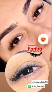 اکستنشن مژه فرایندی است که در آن تارهای مصنوعی یا نیمه‌طبیعی به مژه‌های طبیعی شما چسبانده می‌شود تا حجم و طول مژه‌ها افزایش یابد. این روش برای افرادی که می‌خواهند مژه‌هایی بلندتر و پرپشت‌تر داشته باشند، بسیار مناسب است. انواع مختلفی از اکستنشن مژه وجود دارد، از جمله اکستنشن‌های کلاسیک، والیوم و مگا والیوم که هر کدام از نظر ضخامت و حجم با یکدیگر تفاوت دارند. مراحل انجام اکستنشن مژه: پاکسازی مژه‌ها: قبل از شروع کار، مژه‌ها باید از هر گونه چربی و آلودگی پاک شوند. انتخاب اندازه و نوع مژه‌ها: متخصص زیبایی بر اساس ترجیح و نوع چشم‌های شما، اندازه و مدل مناسب اکستنشن را انتخاب می‌کند. نصب مژه‌ها: تارهای مصنوعی با استفاده از چسب مخصوص به هر مژه طبیعی چسبانده می‌شوند. تثبیت و خشک کردن: بعد از اتمام نصب، چسب‌ها باید خشک شوند تا نتیجه‌ای محکم و ماندگار داشته باشند. مزایای اکستنشن مژه جلوه طبیعی و زیبا: با انتخاب اکستنشن‌های مناسب، می‌توانید ظاهری طبیعی و خیره‌کننده داشته باشید. کاهش نیاز به آرایش چشم: با داشتن مژه‌های بلند و پر، نیاز کمتری به استفاده از ریمل و خط چشم خواهید داشت. تنوع در مدل‌ها: امکان انتخاب از بین مدل‌های مختلف بر اساس سلیقه و سبک فردی. لیفت و لمینت مژه چیست؟ لیفت و لمینت مژه فرایندی است که به کمک آن مژه‌های طبیعی حالت گرفته و بلندتر به نظر می‌رسند. برخلاف اکستنشن، در لیفت و لمینت از هیچ مژه مصنوعی استفاده نمی‌شود و فقط مژه‌های طبیعی خود شما به حالت دلخواه درمی‌آید. مراحل لیفت و لمینت مژه: پاکسازی مژه‌ها: مشابه اکستنشن، مژه‌ها ابتدا باید کاملاً تمیز شوند. استفاده از محلول‌های مخصوص: محلول‌های مخصوص برای حالت‌دهی به مژه‌ها استفاده می‌شوند که به مژه‌ها فرم و انحنای بیشتری می‌بخشد. تثبیت و رنگ‌آمیزی: برای تقویت و تیره‌تر شدن مژه‌ها، رنگ و محلول‌های تقویتی بر روی مژه‌ها اعمال می‌شود. لمینت و تقویت: در پایان، مژه‌ها با کراتین پوشانده می‌شوند تا ظاهری براق و محکم‌تر داشته باشند. مزایای لیفت و لمینت مژه طبیعی بودن نتیجه: برخلاف اکستنشن، لیفت و لمینت مژه‌ها را بلندتر و حالت‌دار می‌کند بدون اینکه مصنوعی به نظر برسند. تقویت مژه‌ها: استفاده از مواد کراتینه در لمینت به تقویت مژه‌ها کمک می‌کند. ماندگاری مناسب: نتیجه لیفت و لمینت معمولاً بین 6 تا 8 هفته باقی می‌ماند. تفاوت بین اکستنشن و لیفت لمینت مژه مواد استفاده‌شده: در اکستنشن، مژه‌های مصنوعی به مژه‌های طبیعی چسبانده می‌شوند؛ در حالی که در لیفت و لمینت فقط مژه‌های طبیعی فرم داده می‌شوند. ماندگاری: اکستنشن مژه‌ها ممکن است به تعویض و ترمیم نیاز داشته باشد، اما لیفت و لمینت تا چند هفته نیاز به نگهداری کمتری دارد. ظاهر: اکستنشن به شما جلوه‌ای پر و گاهی بسیار متفاوت می‌دهد، در حالی که لیفت و لمینت ظاهری طبیعی‌تر و ملایم‌تر ارائه می‌دهد. مراقبت‌های پس از اکستنشن و لیفت لمینت مژه برای حفظ بهترین نتیجه، رعایت برخی نکات مراقبتی ضروری است: اجتناب از تماس با آب تا 24 ساعت: پس از انجام هر دو روش، بهتر است تا یک روز از تماس مستقیم با آب و مواد مرطوب‌کننده جلوگیری کنید. استفاده نکردن از محصولات روغنی: محصولات چرب می‌توانند به چسب اکستنشن آسیب برسانند و آن را ضعیف کنند. مسواک‌زدن ملایم مژه‌ها: این کار به حفظ حالت و جلوگیری از درهم‌رفتن مژه‌ها کمک می‌کند