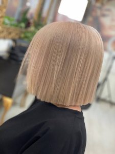 سارا مهدوی کاشت ترمیم ناخن و اکستنشن مژه در خیابان ستارخان 17