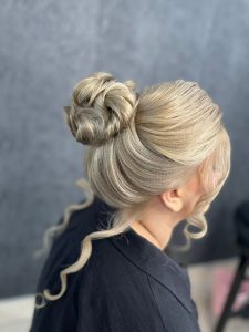 سالن ‏زیبایی ‏زهرا ‏زارع ‏میکاپ ‏شینیون ‏عروس ‏میکاپ ‏همراه ‏نامزدی ‏در ‏مشهد ‏طلاب 15