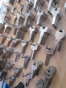 کلید سازی اکبری کلید سازی شبانه روزی سیار فروش انواع قفل ضد سرقت و ریموت یدک در سیدخندان