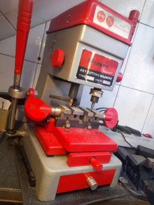 کلید سازی اکبری کلید سازی شبانه روزی سیار فروش انواع قفل ضد سرقت و ریموت یدک در سیدخندان 4