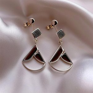 ‏اکسسوری ‏فروش ‏اکسسوری های ‏نقره ‏و ‏بدلیجات ‏گوشواره ‏و ‏دستبند ‏در ‏تهرانپارس ‏فلکه ‏سوم۴